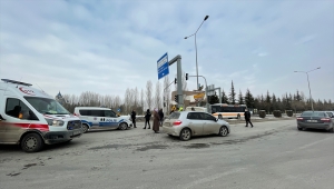 Eskişehir'de otomobille hafif ticari aracın çarpışması sonucu 2 kişi yaralandı 