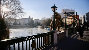 Eskişehir'de Porsuk Çayı'nın yüzeyi buz tuttu