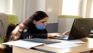 Görmeden yüzlerce öğrencisine ışık saçıyor