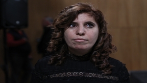 Görmediği seyircilerinin alkışlarıyla engelleri aşıyor