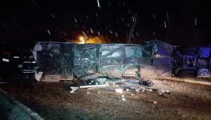 GÜNCELLEME - Yolcu otobüsü kaza yapan tıra çarpıp devrildi, 1 kişi öldü, 27 kişi yaralandı