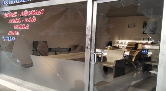 Kayseri İncesu'da bir kişi iş yerlerinin camlarını taşla kırdı