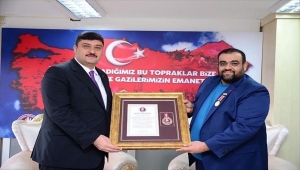 Kahramankazanlı gazilerden Belediye Başkanı Oğuz'a onursal üyelik beratı