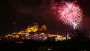 Kapadokya'da turistler 2022'yi peribacaları arasında karşıladı