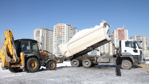 Kayseri'de çocukların kızak keyfi için kamyonla kar taşındı