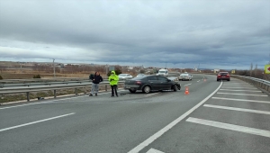 Kırıkkale'de otomobilin bariyerlere çarptığı kazada 3 kişi yaralandı 
