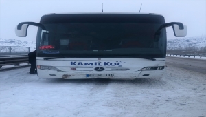 Kırıkkale'de yolcu otobüsü ile otomobilin çarpıştığı kazada 1 kişi öldü