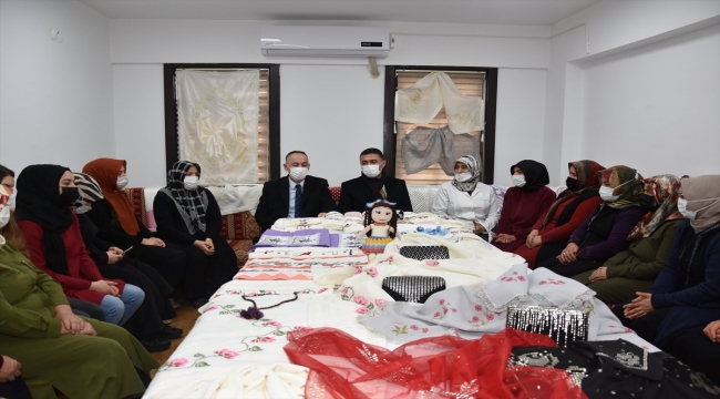 Kırıkkale Valisi Tekbıyıkoğlu'ndan Mahalle Konağı'ndaki kadınlara ziyaret