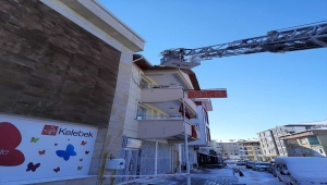 Kırşehir'de buz sarkıtları ve kar kütleleri temizleniyor