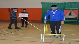 Kırşehir'de gençler "empati istasyonu"nda beyaz bastonla yürüdü