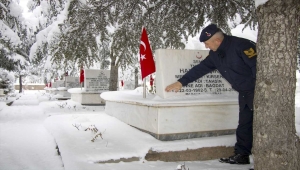 Kırşehir'de jandarma personeli şehitlikte kar temizliği yaptı