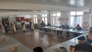 KMÜ'lü öğrenciler Huzurevi sakinleri için halk oyunları gösterisi yaptı