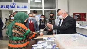 KMÜ Rektörü Ak, sınav öncesi öğrencilerle bir araya geldi