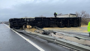 Konya'da devrilen mercimek yüklü tırın sürücüsü yaralandı