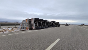 Konya'da devrilen tırın sürücüsü yaralandı