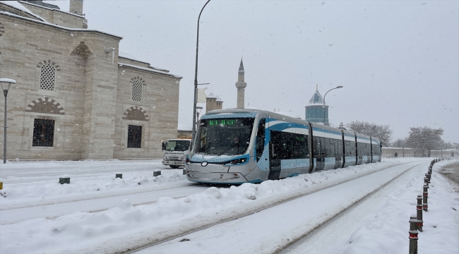 Konya'da ulaşımın açık kalması için tuzlama çalışmaları devam ediyor