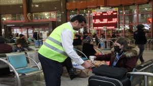 Konya'da yoğun kar nedeniyle otogarda bekleyen yolculara yemek ikramı yapıldı