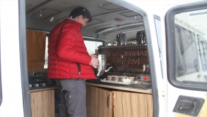 Konyalı esnaf yolda kalanların içini ücretsiz çayla ısıtıyor 