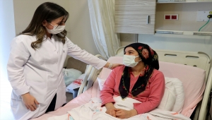 Kovid-19'u atlattıktan 10 gün sonra bebeğine kavuşan anneden gebelere aşı çağrısı