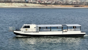 Nallıhan Belediyesinin gezi teknesini Sarıyar Barajı gölüne indirildi