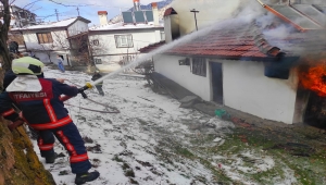 Nallıhan'da ahşap ev çıkan yangında kullanılamaz hale geldi