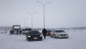 Nevşehir-Aksaray kara yolunda kar ve tipi nedeniyle ulaşım kontrollü sağlanıyor
