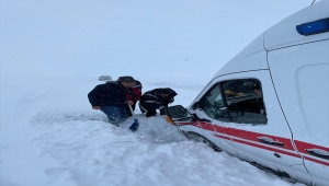 Nevşehir'de kara saplanan ambulansı karla mücadele ekipleri kurtardı