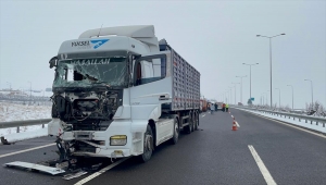Niğde'de tır ile minibüsün çarpıştığı kazada 3 kişi öldü