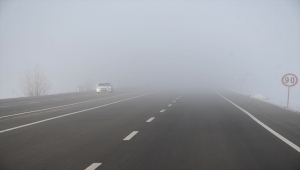 Sivas-Erzincan kara yolunda yoğun sis etkili oldu
