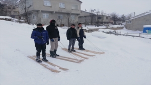 Sivas'ta çocuklar tahtadan yaptırdıkları kayaklarla karın keyfini çıkardı