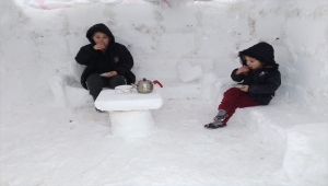 Sivas'ta çocukların kardan yaptıkları "mini evde" çay keyfi 