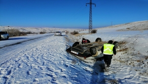 Sivas'ta devrilen otomobildeki 3 kişi yaralandı