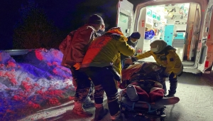 Sivas'ta ekipler, kar nedeniyle yolu kapanan köydeki hasta için seferber oldu