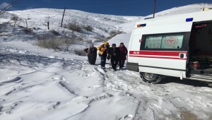 Sivas'ta ekipler, tipi nedeniyle yolu kapanan köydeki hasta için seferber oldu