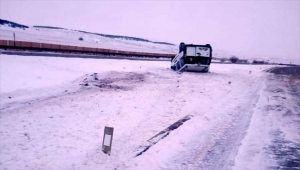 Sivas'ta hafif ticari aracın devrilmesi sonucu 3 kişi yaralandı 