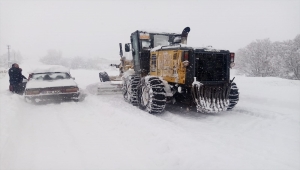 Sivas'ta karla mücadele ekipleri "acil" vakalar için seferber oldu
