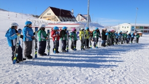Sivas'ta kırsaldaki çocuklar kayakla tanıştırılıyor