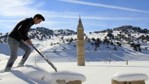 Sivas'ta Pusat-Özen Barajı'nın yüzeyi buzla kaplandı