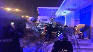 Sivas'ta yoldan çıkan tır evin bahçesine devrildi