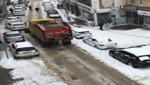 Sivas ve Kayseri'de kar yağışı hayatı olumsuz etkiliyor
