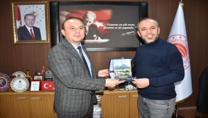 Tarım ve Orman Müdürü Saklav, işletmeci Koçak'a plaket verdi