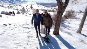 Ulaş Kaymakamı Sözen, yaban hayvanları için doğaya yem bıraktı