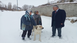 Ulaş'ta ihtiyaç sahibi ailenin kömürlerini köye belediye ekipleri taşıdı