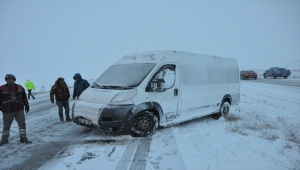 Yozgat'ta minibüsün devrilmesi sonucu 5 kişi yaralandı