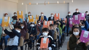 Yozgat'ta öğrencilere yardımcı kaynak kitap dağıtıldı