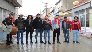 Yunak'ta askere giden gençlerin Türk bayrağı ile harçlık toplama geleneği 