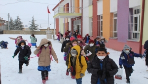 Yunak'ta kar yağışı etkili oluyor