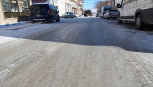 Yunak'ta sokaklardaki buzlanma hayatı olumsuz etkiliyor