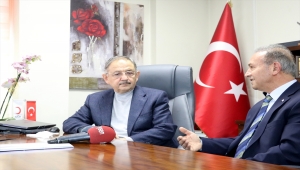 AK Parti'li Özhaseki Kızılay Kayseri Şubesi'ni ziyaret etti