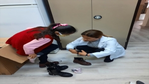 Aksaray'da bir sınıf öğretmeni üşümemesi için kendi çorabını öğrencisine giydirdi